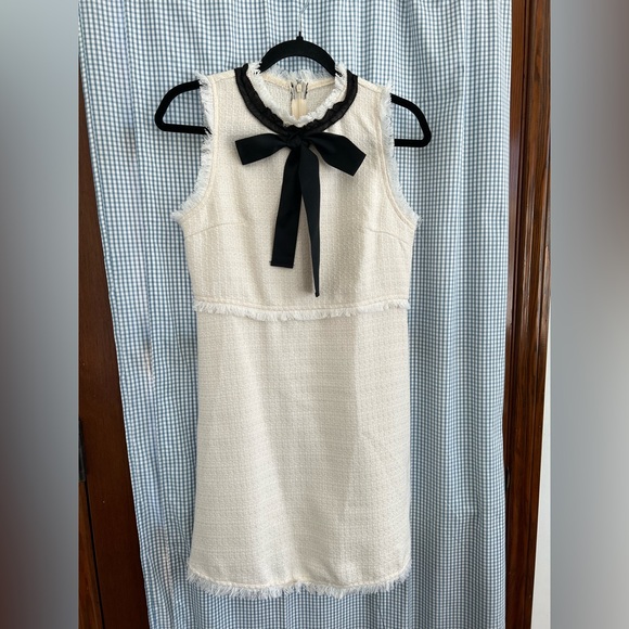 Dresses & Skirts - Elegant Cream Sleeveless Dress with Black Bow